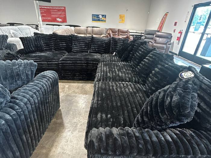 Living room furniture example at BoxDrop Parkersburg