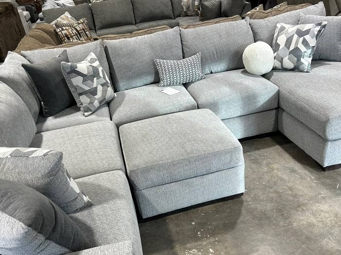 Living room furniture example at BoxDrop Parkersburg